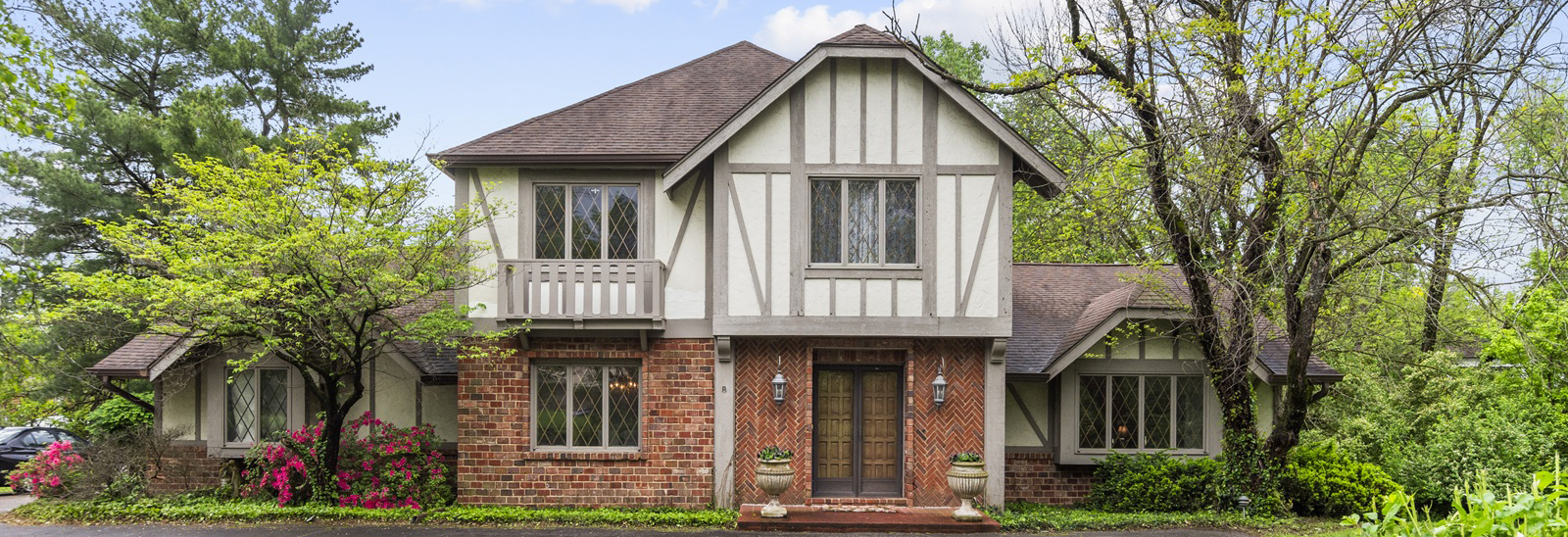10656 Ladue Road | Charming 2-Story Ladue Home!